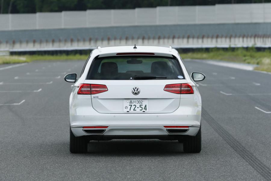  Volkswagen Passat Variant GTE 2017 года  (JP) (фото 3 из 5)